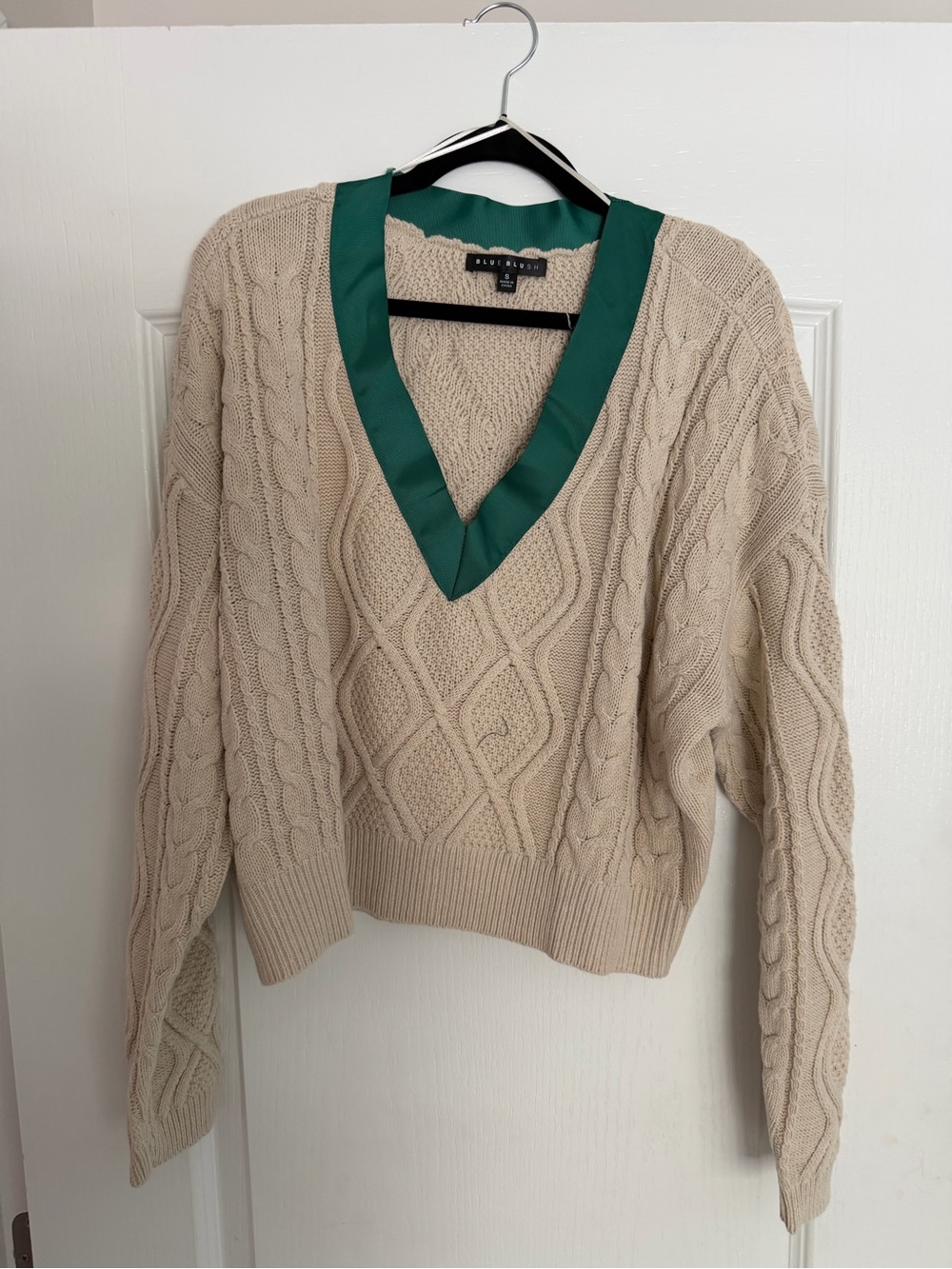 Blue Blush Beige Cable Knit V‑Neck Sweater with Green Trim
